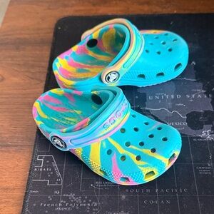 CROCS Kids Sandals in Blue and Yellow Swirl